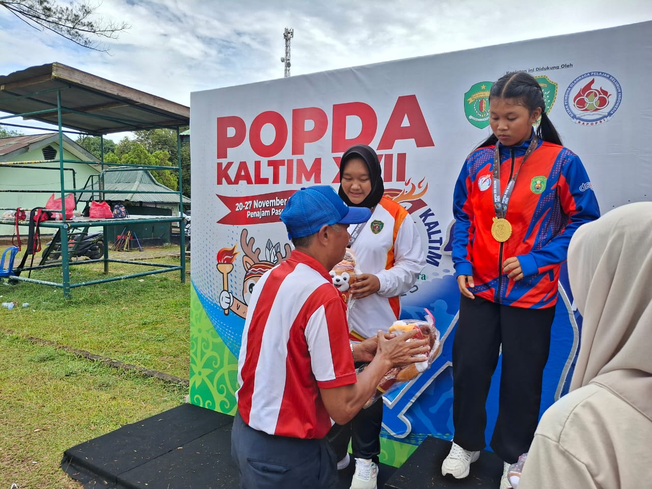 Hujan Deras Tak Menghalangi, Atlet Debutan Kutim Sumbang Medali Perdana di POPDA Kaltim