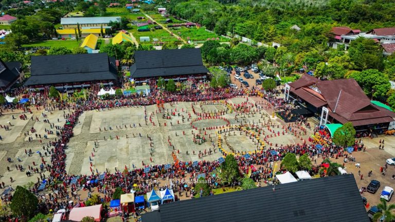 Ratusan Penari Kolosal Perkuat Harmoni, DPRD Kutai Barat Apresiasi Semangat Kebudayaan